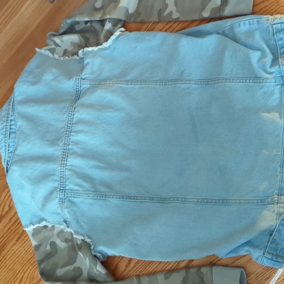 Sew In Love Distressed Frayed Denim and Camo Button Down Jacket Size Women's S - Picture 11 of 11